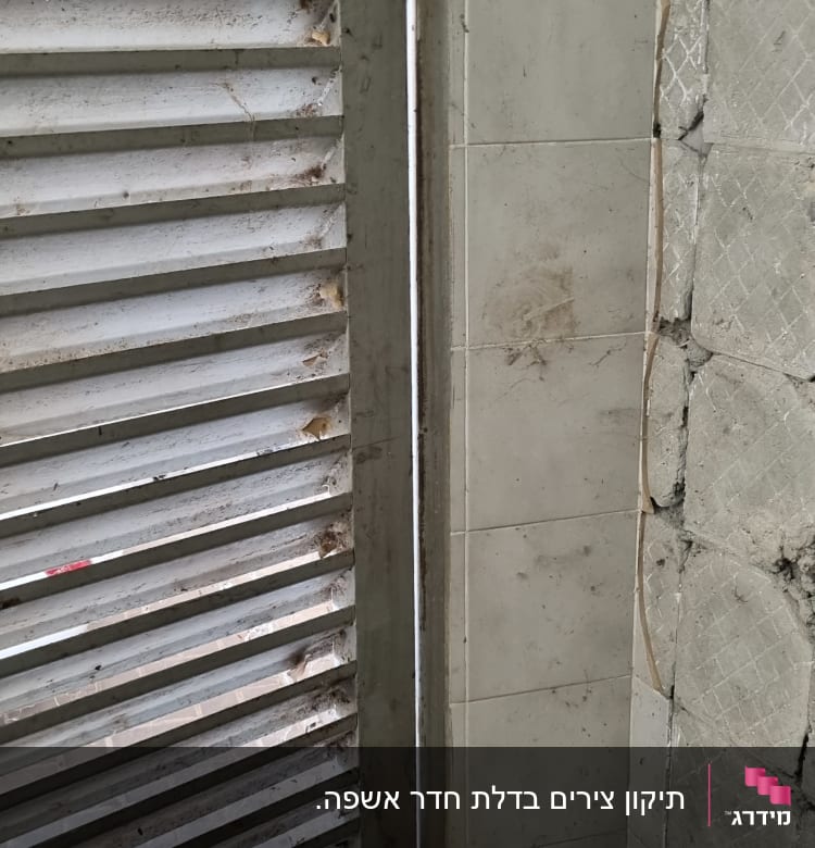 מסגרת מתכת עם צירים על קיר בטון